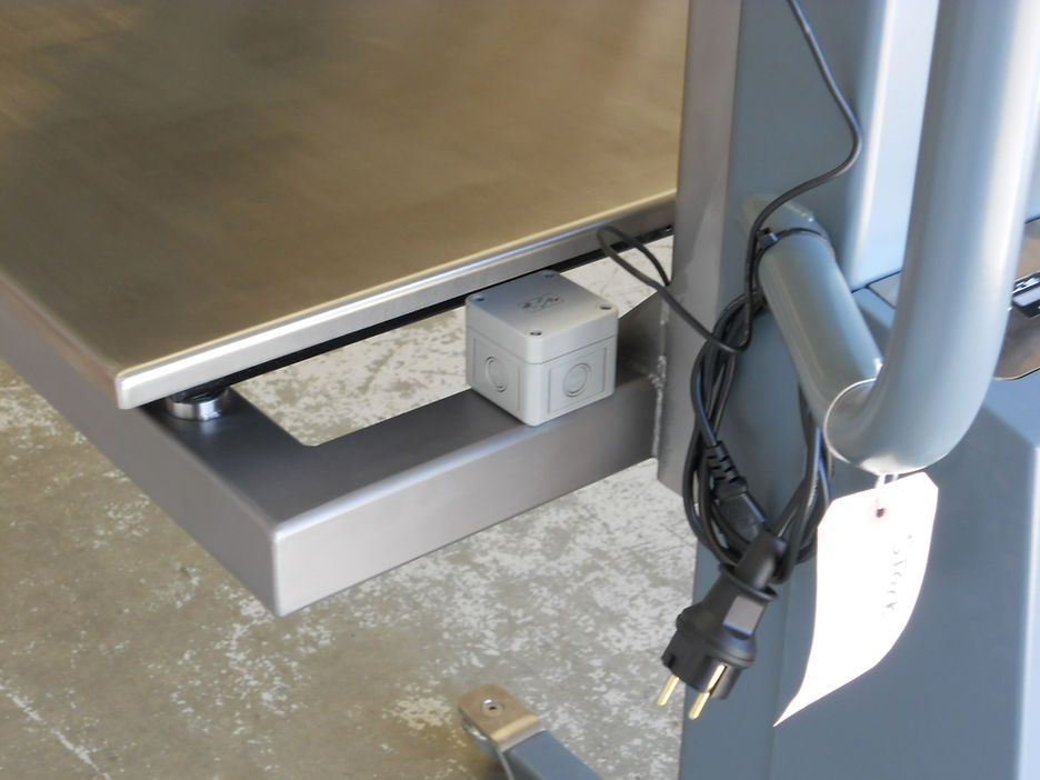 ezzLIFTmaster with gripper moving between work positions