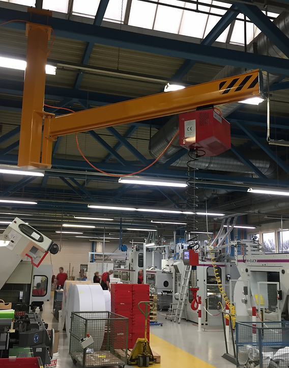 Schwenkkran von der Decke abhängend in einer Produktionshalle