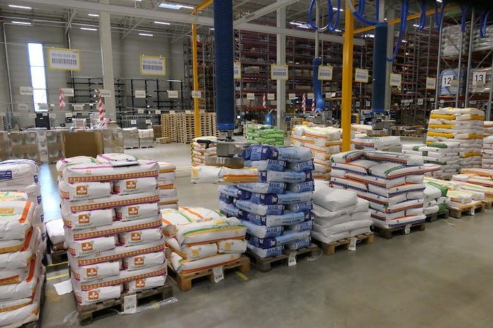 Sackhandling mit dem Vakuumheber ezzFAST unter einer Krananlage
