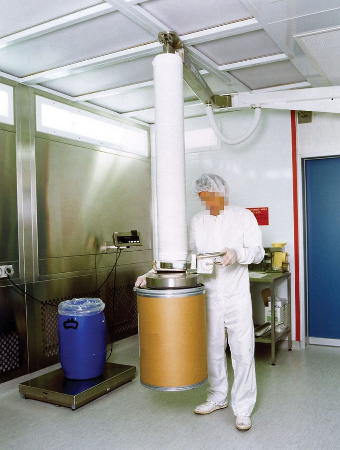 ezzFAST vacuum lifter in use in the chemical industry