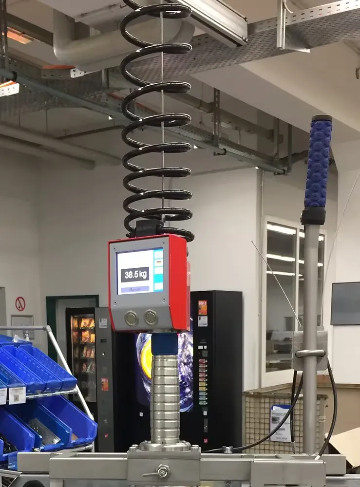 Balancer ezzFLOWsmart mit Display an einer Verpackungslinie