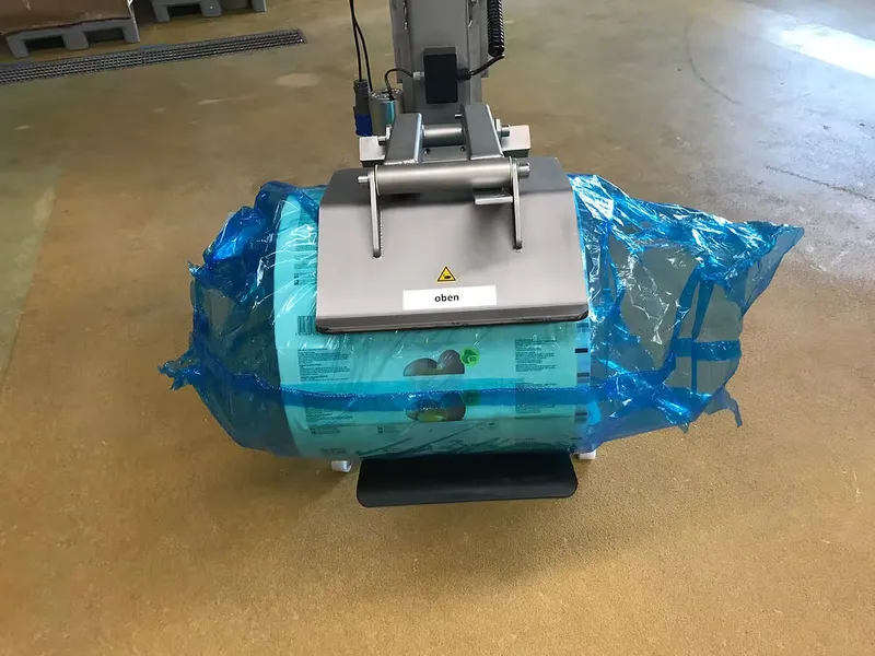 ezzLIFTmaster mit Wiegeeinheit vor einer Verpackungslinie