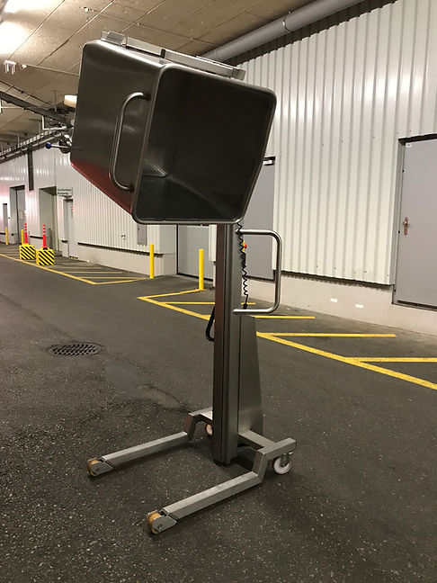 ezzLIFTmaster in hygienischer Ausführung beim Entleeren eines Lebensmittelbehälters