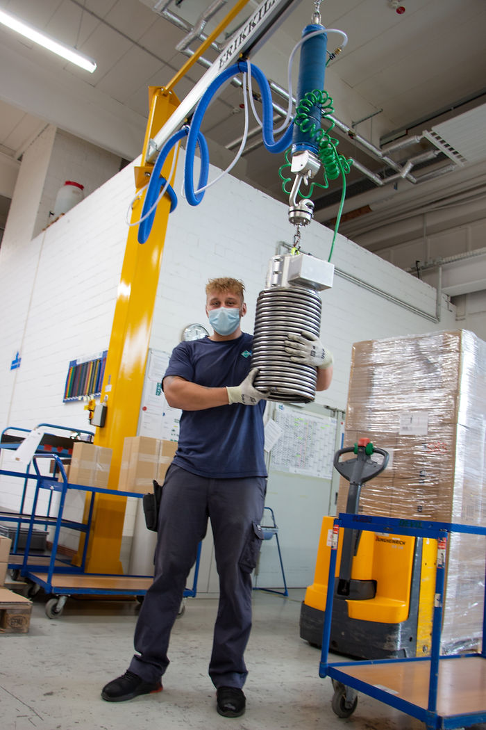 Der Vakuumheber ezzFAST beim Handeln einer Kühlschlange: Die mobilen Hebehilfen von Best Handling Technology sind absolut flexibel an jeder Arbeitsumgebung anpassbar.