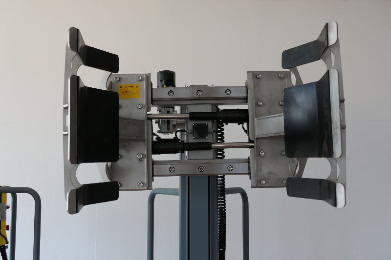 Der Greifer der mobilen Hebehilfe ezzLIFTmaster.