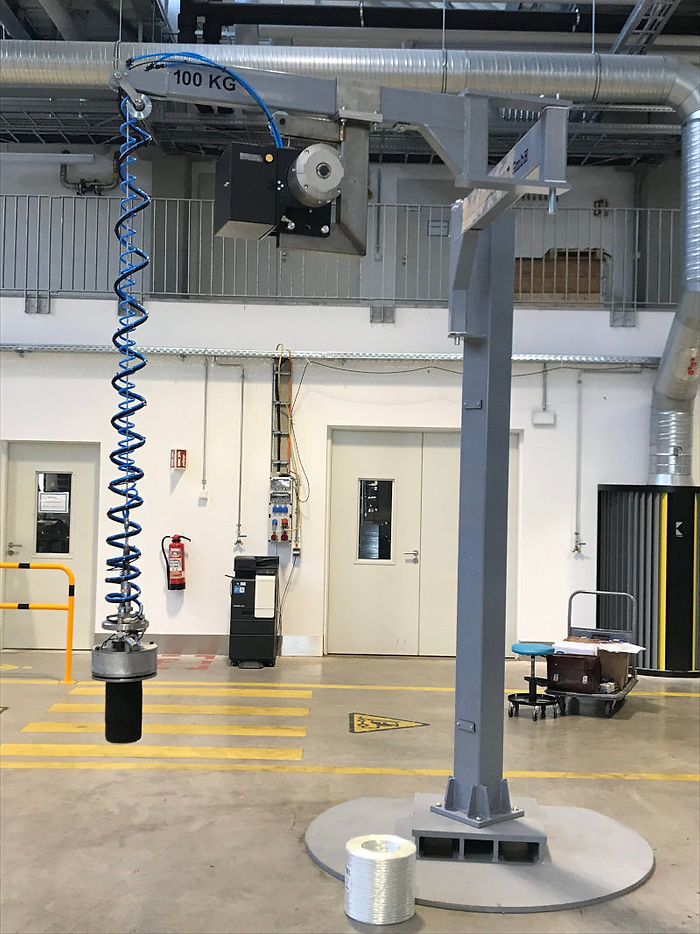 With or without core: fibre reels can be handled safely with a pneumatic balancer and bellows gripper