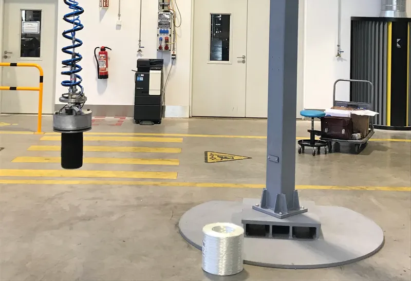 Glasfaserrollen hantieren: Ein pneumatischer Balancer mit Balggreifer macht‘s möglich