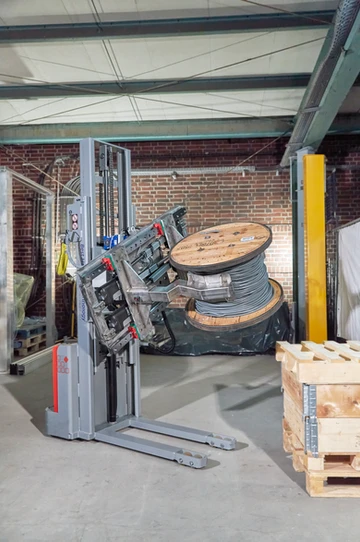 Der ezzLIFTmaster600: Diese Hebehilfe bewegt Kabeltrommeln auf die nächste Eben