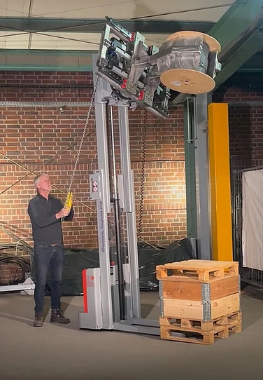 Der ezzLIFTmaster600: Diese Hebehilfe bewegt Kabeltrommeln auf die nächste Eben