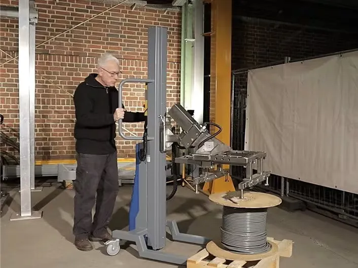 Innovative Hebehilfe für Kabeltrommeln: Der ezzLIFTmaster150 – Effizientes Greifen, Drehen und Heben auf Knopf