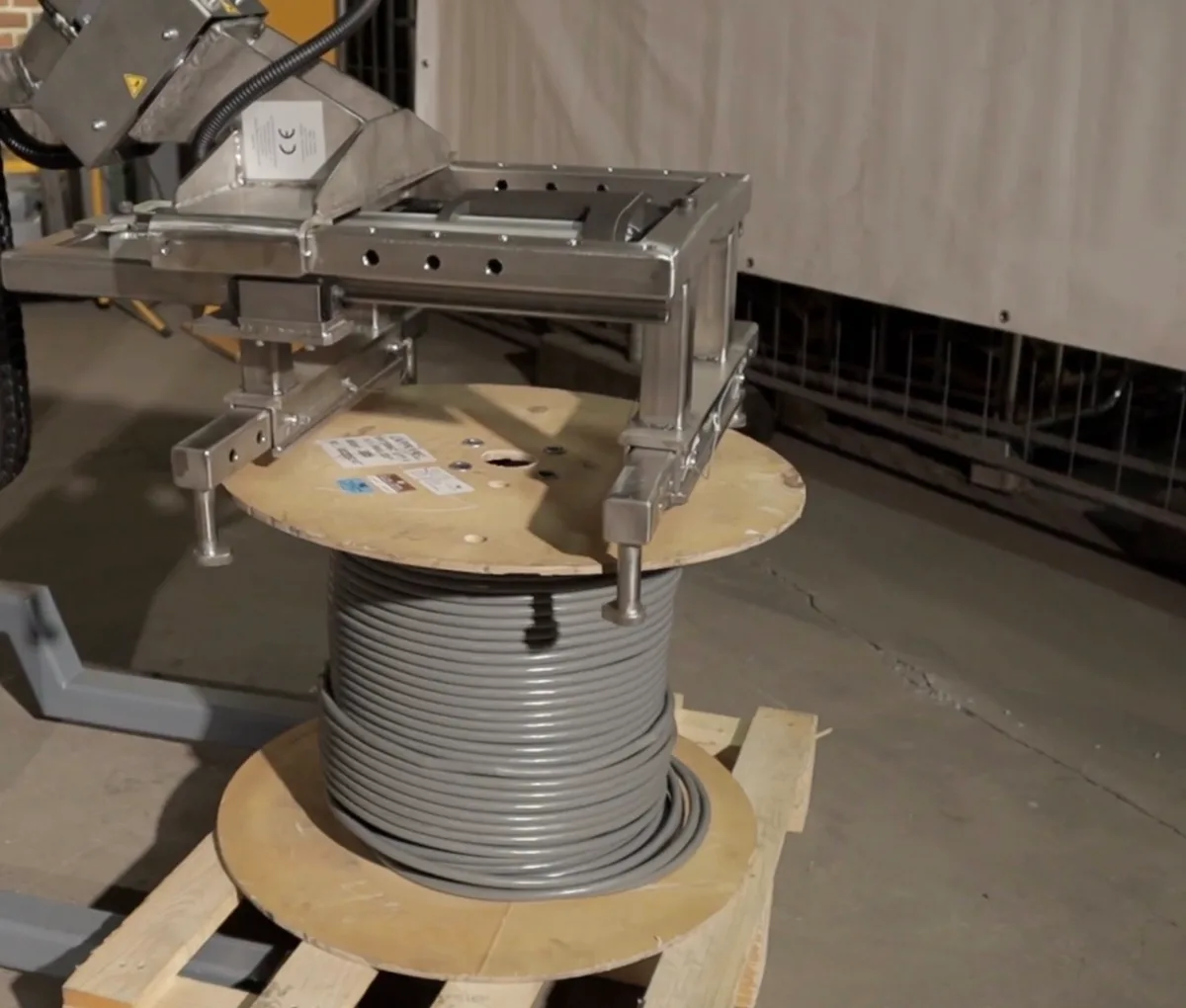 Gripper engaging the outside edge of a cable drum flange