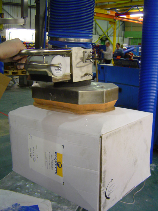 Handle boxes and crates with vacuum lifters at cycle time