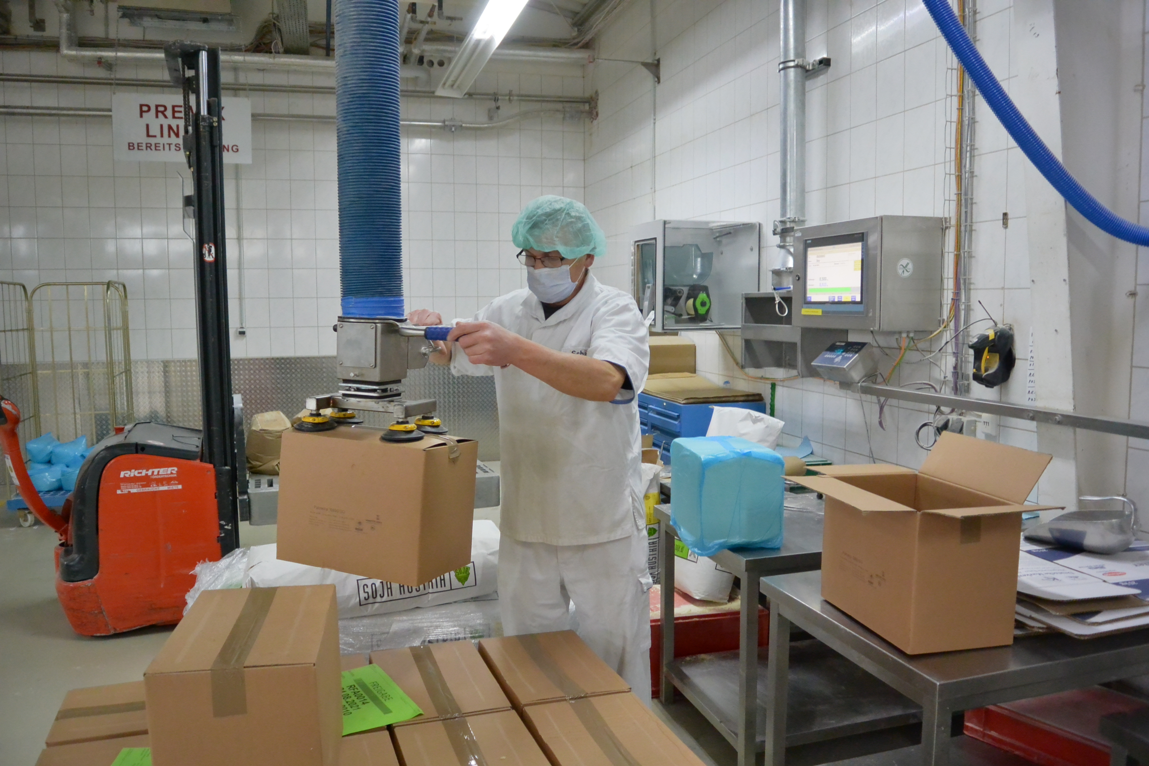 Handle boxes and crates with vacuum lifters at cycle time