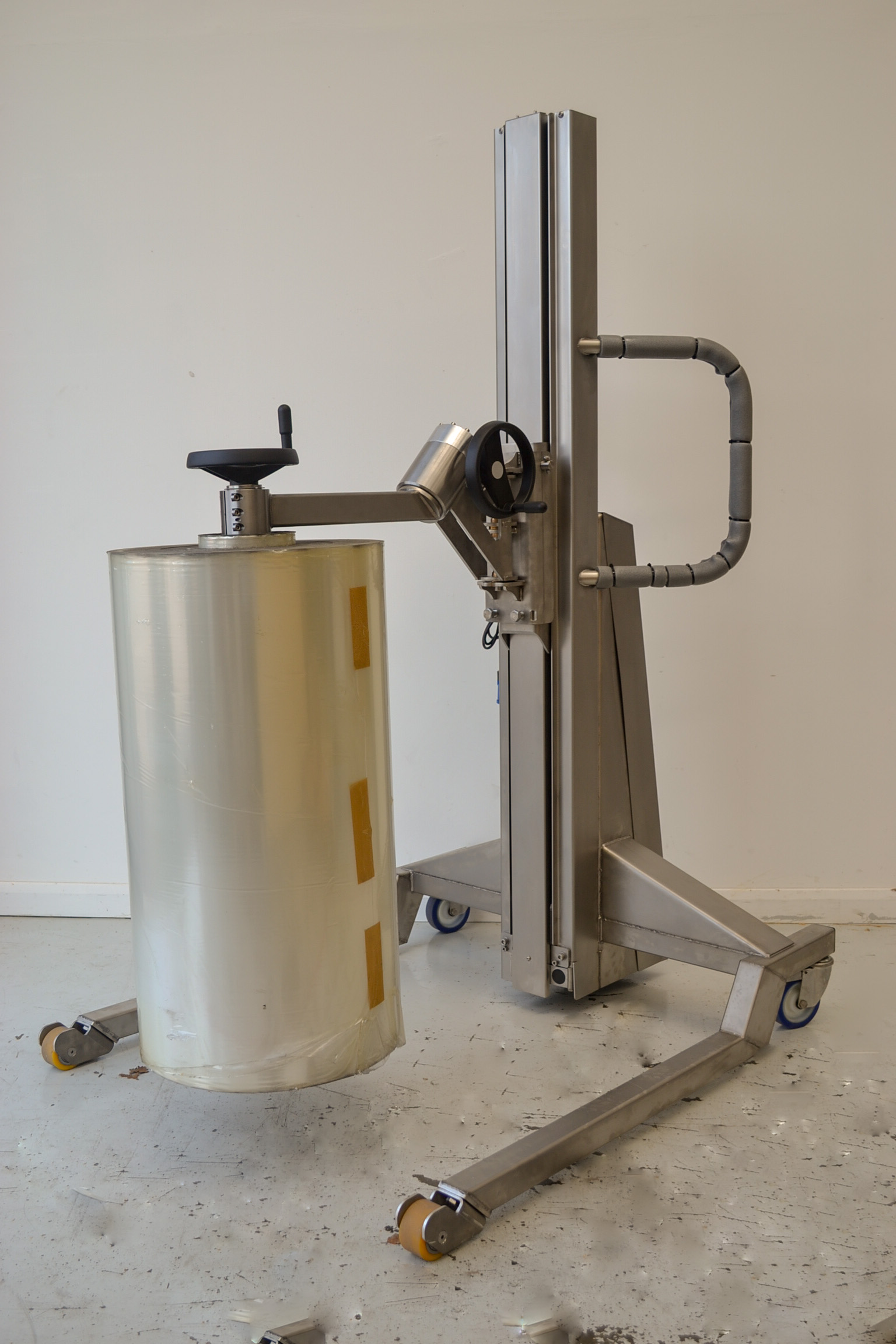 Pick up rolls, coils and cable drums safely