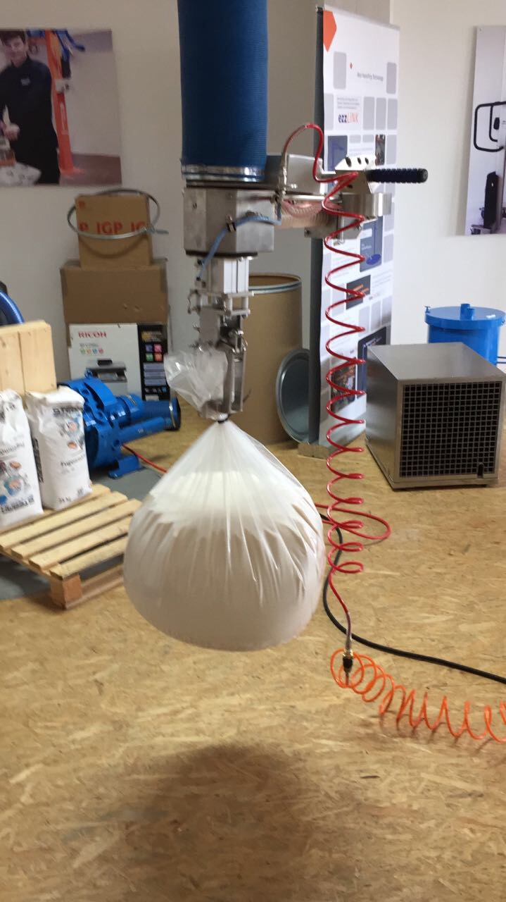 Place sacks and bags precisely with vacuum lifters
