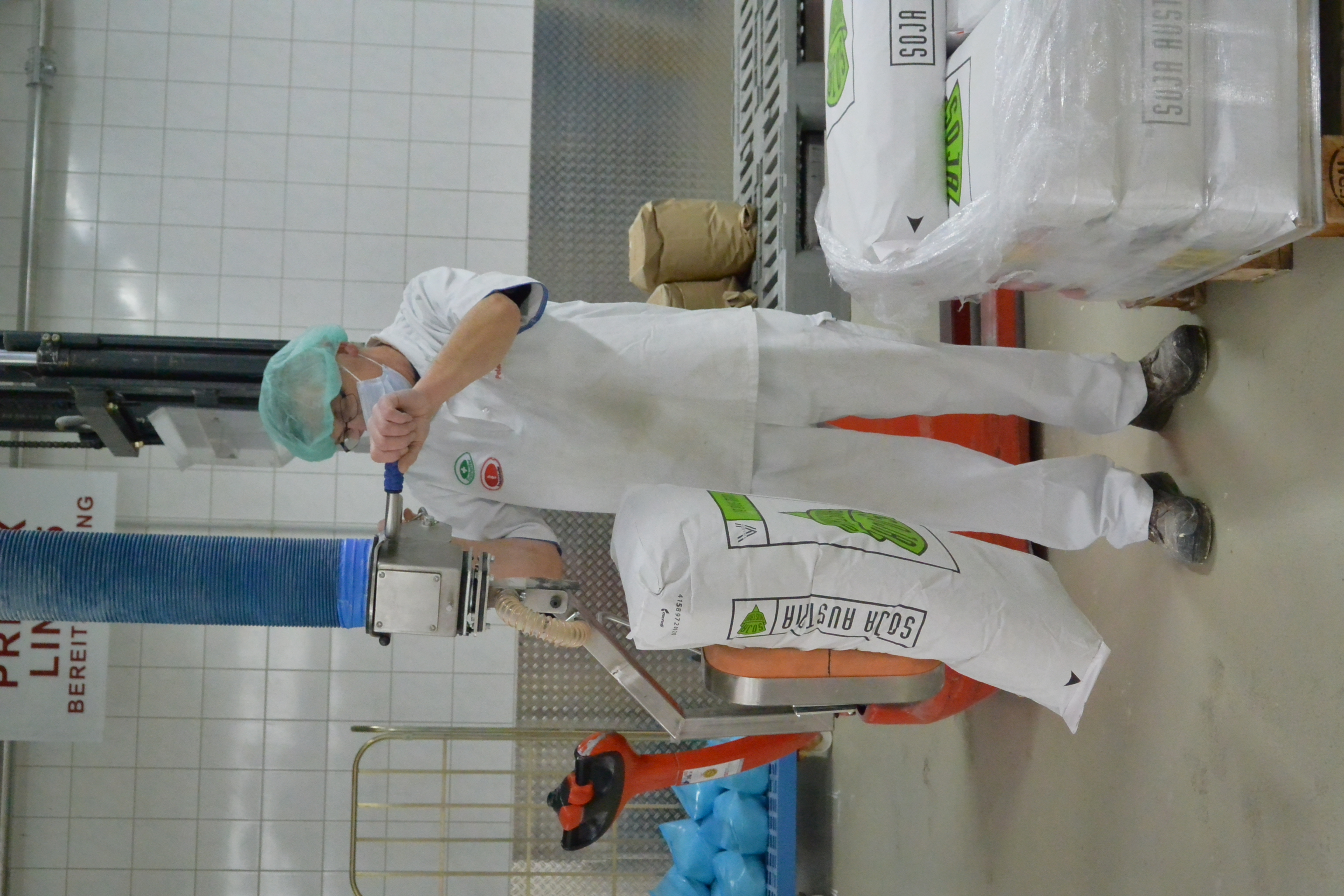 Place sacks and bags precisely with vacuum lifters