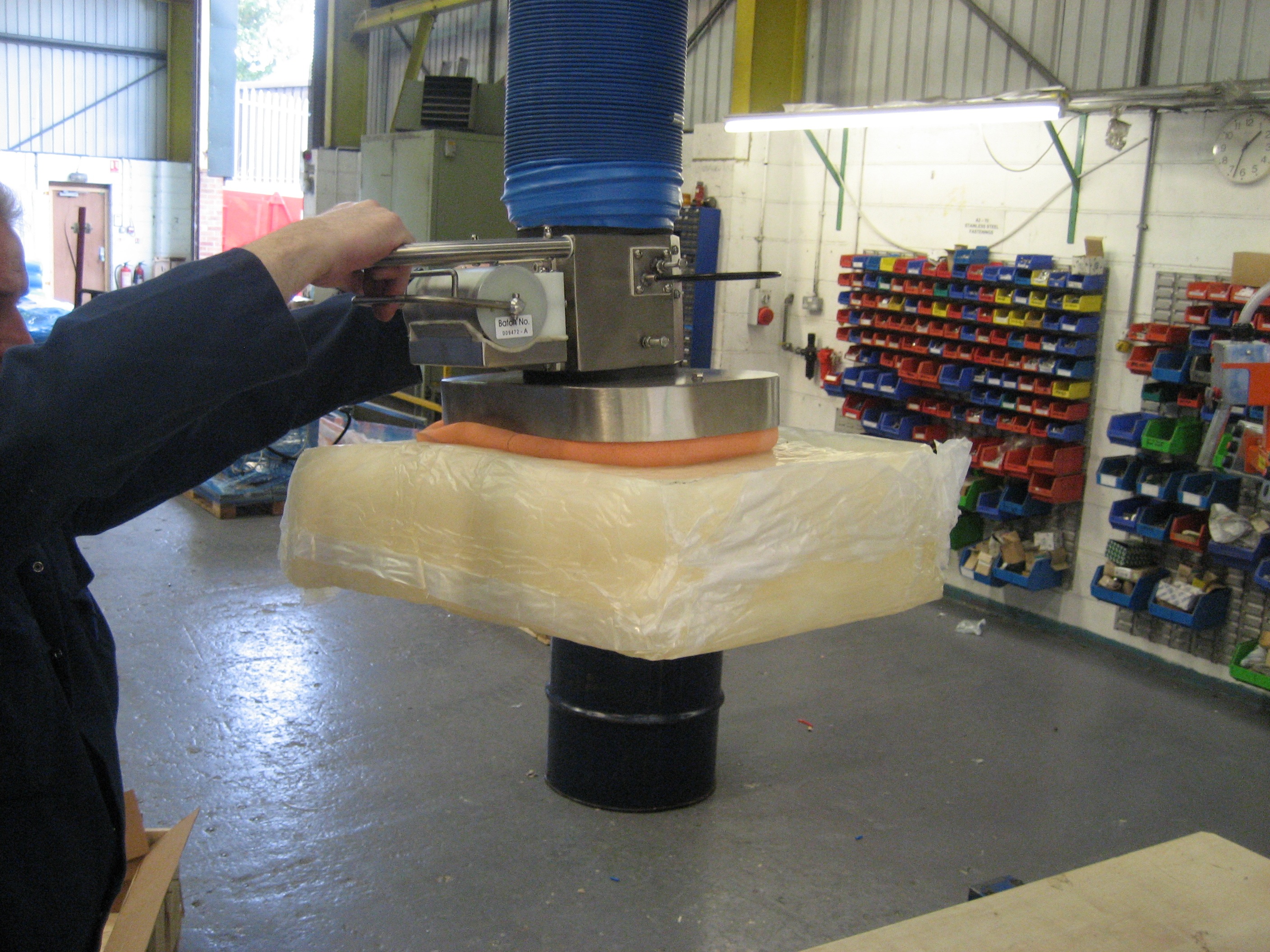 Place sacks and bags precisely with vacuum lifters