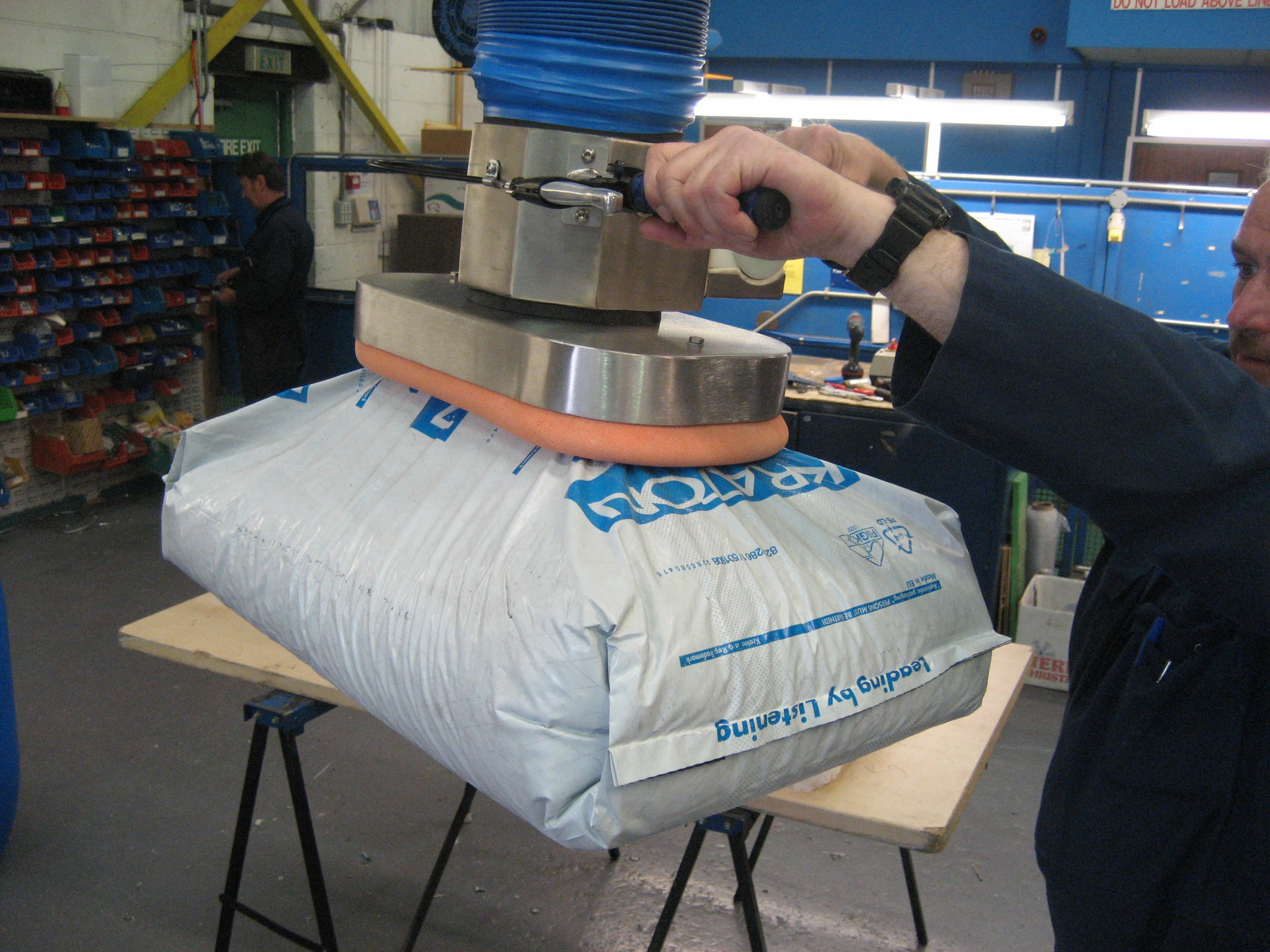 Place sacks and bags precisely with vacuum lifters