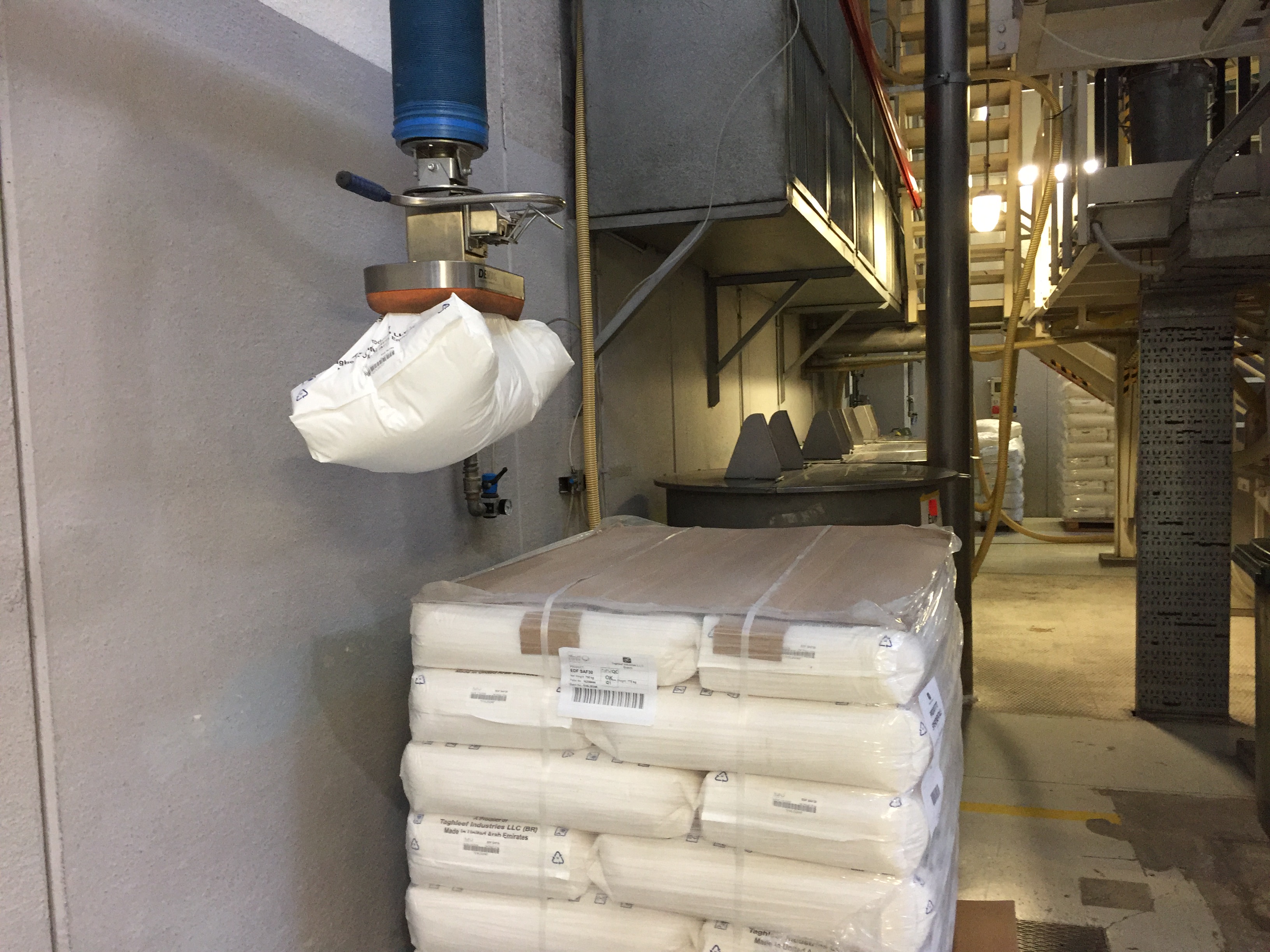 Place sacks and bags precisely with vacuum lifters