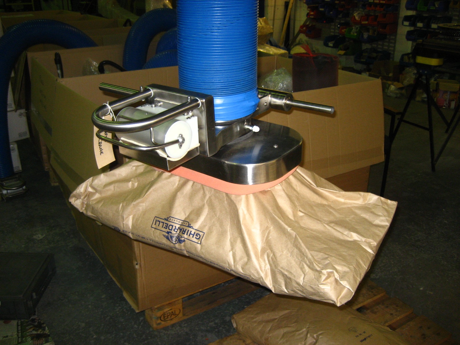 Place sacks and bags precisely with vacuum lifters