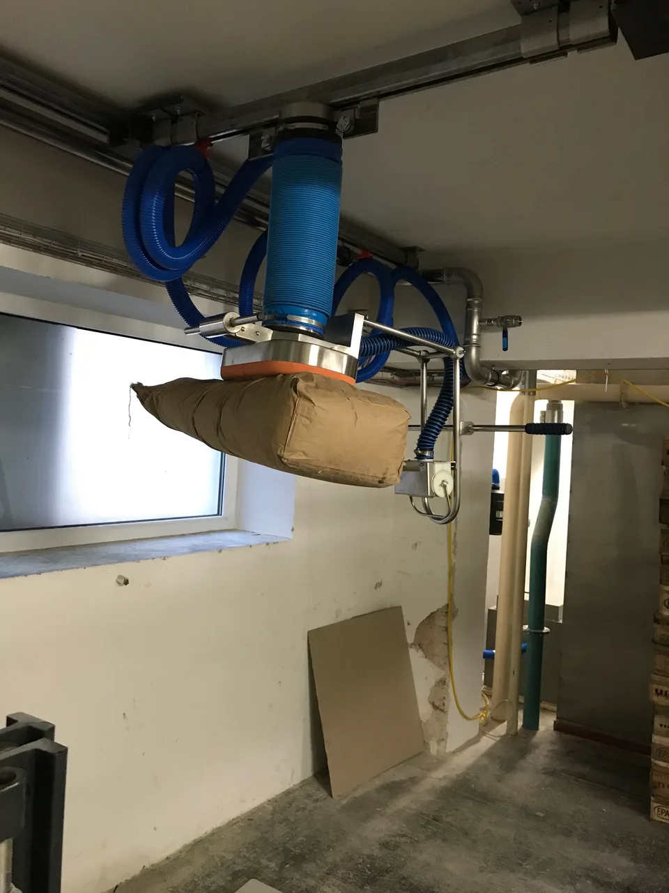 Place sacks and bags precisely with vacuum lifters