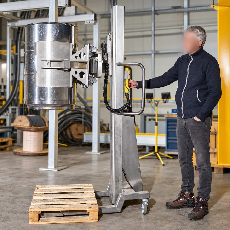 Lifting a stainless steel drum with a mobile lifting aid